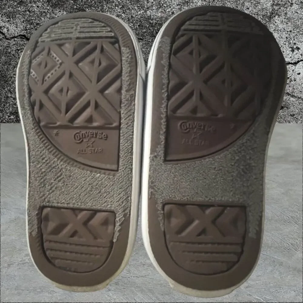 CONVERSE ALL STAR✨ Baby Sneakers / Shoes Size 4 Easy-On hook and loop Closure